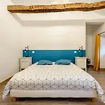 Batisse Provencale Avec Piscine 別荘