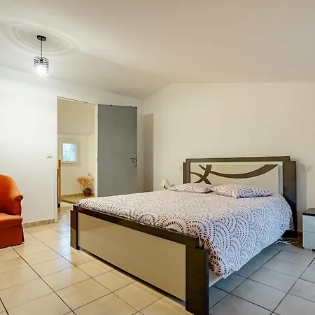 Batisse Provencale Avec Piscine *