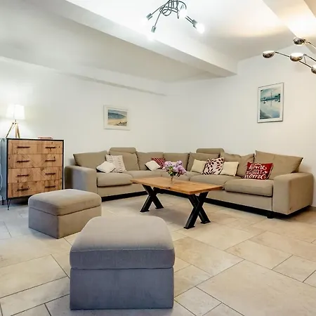 Batisse Provencale Avec Piscine *