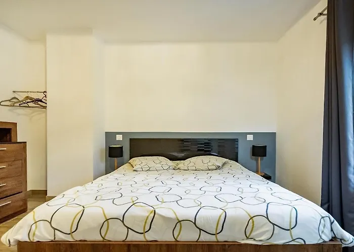 Bâtisse Provençale Avec Piscine Hébergement de vacances Banon