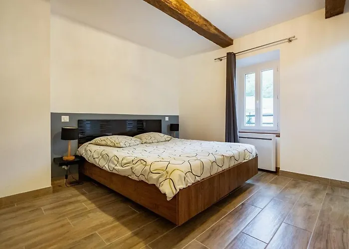 Bâtisse Provençale Avec Piscine