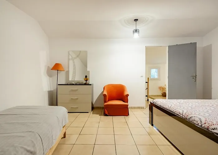 Bâtisse Provençale Avec Piscine Hébergement de vacances *