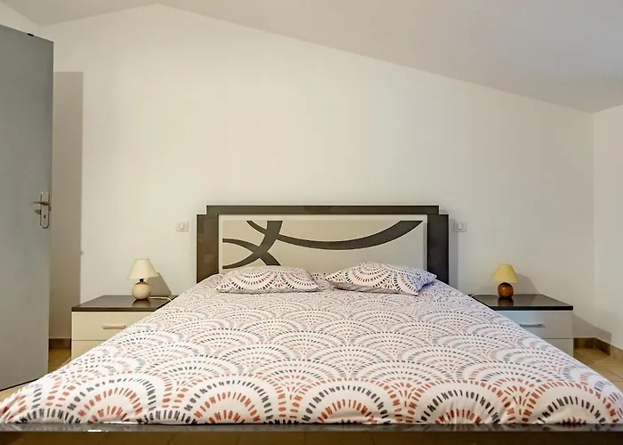 Hébergement de vacances Bâtisse Provençale Avec Piscine Banon