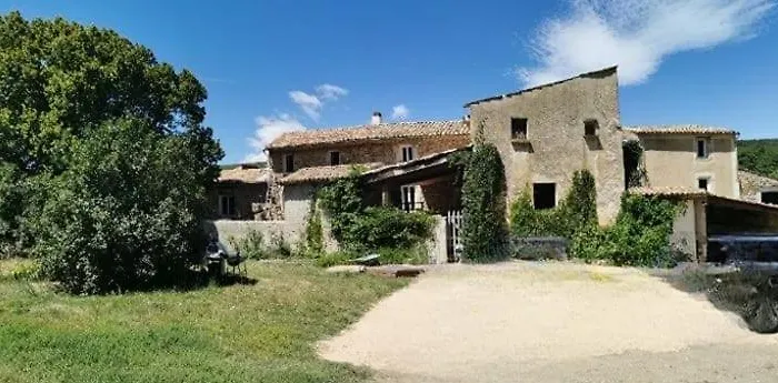 Bâtisse Provençale Avec Piscine