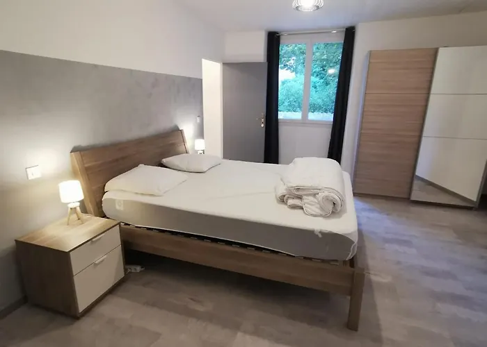 Hébergement de vacances Bâtisse Provençale Avec Piscine *