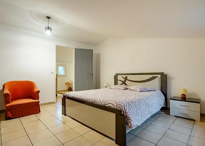 Bâtisse Provençale Avec Piscine *