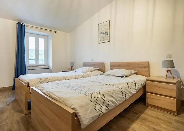 Bâtisse Provençale Avec Piscine