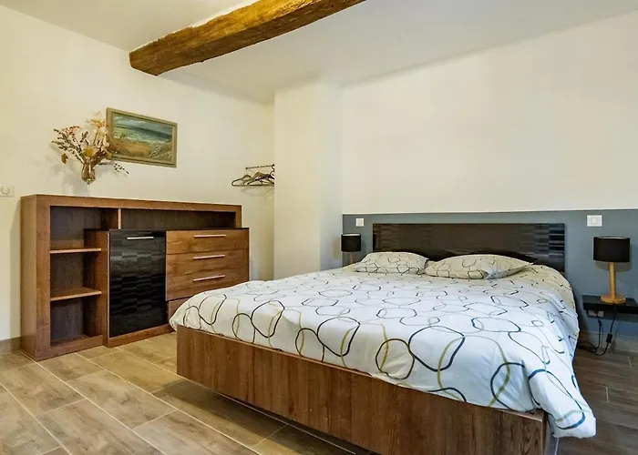 Hébergement de vacances Bâtisse Provençale Avec Piscine *